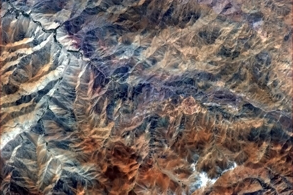 jollymax's tweet photo. This could be from mars...@Cmdr_Hadfield:The Andes have an unbelievable richness when viewed from Earth orbit. http://t.co/geakojM5”