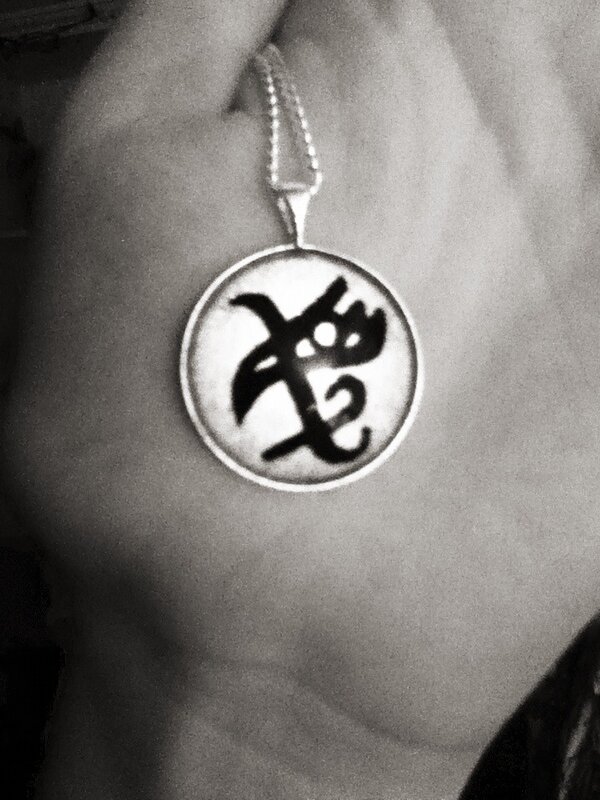 daisydinosaur_'s tweet photo. @cassieclare made a fearless rune necklace, wanted to show you :) #TMImovie #tmi #themortalinstruments #shadowhunter http://t.co/BgOlh87D