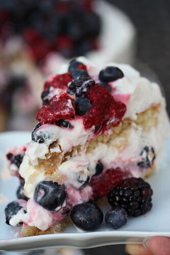 Feofaniya88's tweet photo. Berry Surprise Cake https://t.co/toe0aki0OK