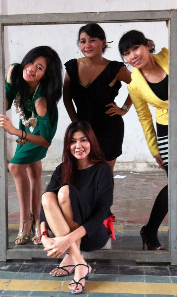 Makasiihhhh mbaaakk... Ihiiyy lucu.. RT <a href="/episimarmata/">episimarmata</a>: tywresty <a href="/RinaAndriani/">Rina Andriani S</a> photo session