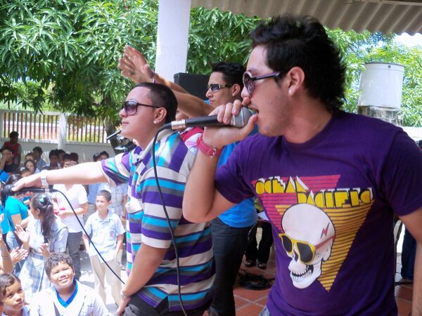 fansFaryYAlex's tweet photo. apoyo total para @FARY_Y_ALEX  de corazon http://t.co/fq2OA9Di
