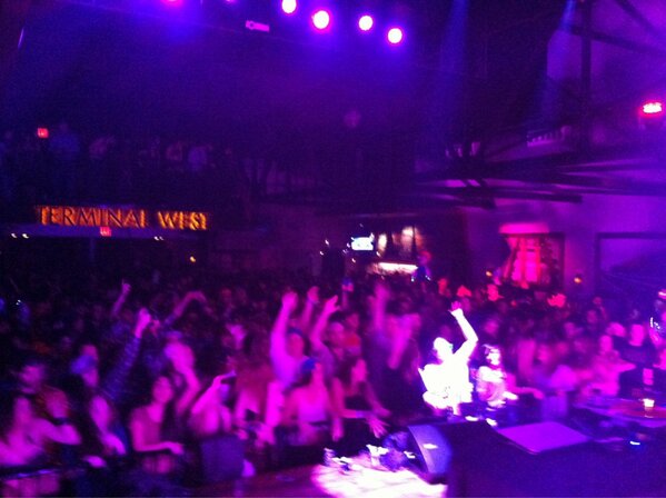 MCBEEZY404's tweet image. Takin a breather at tw bs. Tf is here, Josh is on now slayin.. #soldout #drumstep #twofresh #squad