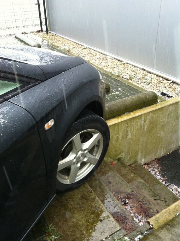 kimbijl's tweet image. Is vandaag mijn geluksdag? Net niet de trap af met de auto? #datismazzel