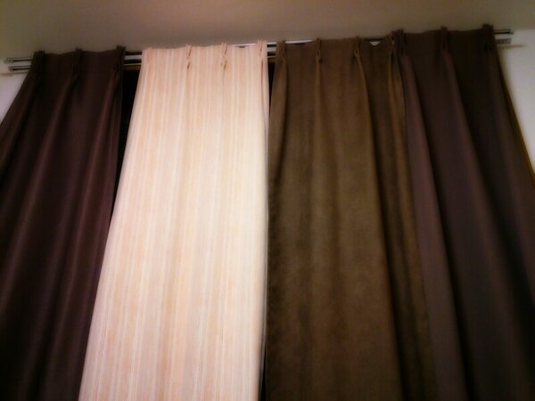 Akiko Kawamata カーテンがない ので 吉祥寺のユザワヤへ友達夫婦に連れてってもらいました とりあえず部屋の目隠しという感じでカーテンサンプルを購入 丈足りない 素材やらがバラバラ過ぎて3人で爆笑w Http T Co Uqurfcpv