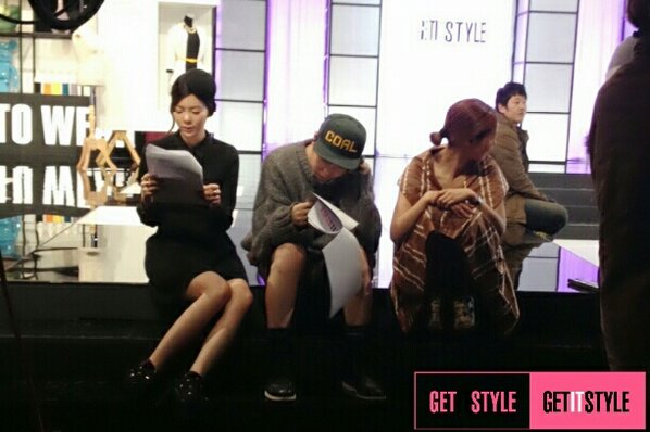 OnStyle_twt's tweet image. 촬영 전 대본 점검 중인 MC들 모습 몰래 찍었어요^^ 열정 불사르는 고마운 MC들 덕분에 [겟잇스타일] 대박날 듯~~