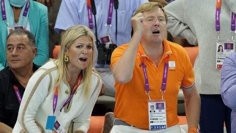 Koningkratpils's tweet photo. Dit was toen we hoorde dat mama zou opstappen. #abdicatie #trixit #troonswisseling http://t.co/O5tn8eQ8
