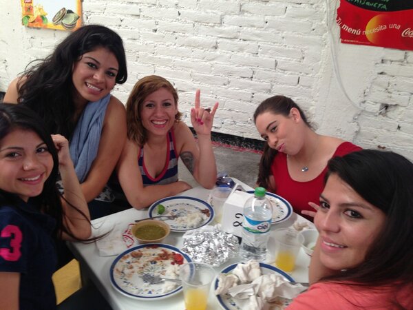 NorthLoyalty's tweet photo. Nuestras amigas de South listas para el juego @PGFL_GDL #warriors PGFL una familia. Gracias Uruapan http://t.co/1Zqz2BCq