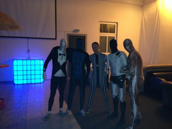 NicoNowak1's tweet photo. Nur morphsuit http://t.co/B2kdjpCc