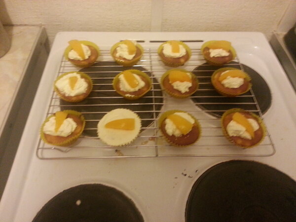 dominicvallis's tweet image. Peaches and cream cup cakes..... #weekenddad
