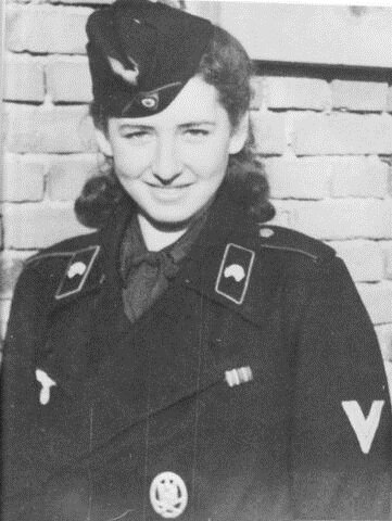 sdkfzbot's tweet image. パンツァージャケット　狭い車内で活動するため、他の兵科より裾を短くするなど、引っかからないように工夫されている。また、オイルなどで汚れるため暗めの色が好まれる。