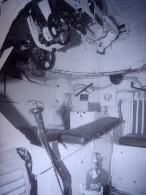 sdkfzbot's tweet image. インテリア　車内の圧迫感の緩和と少ない光量で効率的に照明が行えるように白色系の色で塗装されることが多い。最新式の戦車はエアコンシステムを搭載しているが戦闘行動中は探知センサーの感度を保持する必要から使用しないとされる