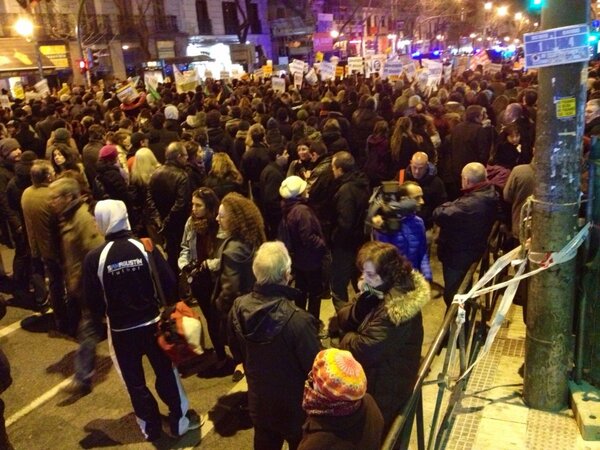 phumano's tweet photo. RT @EricGMad Vista trasera del frente agolpado en Alonso Mtnez. La gente va uniéndose progresivamente #Seguimos2F http://t.co/h2nmUGD4