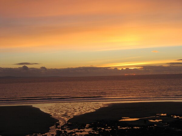 WeAreRaring's tweet photo. Sun setting over Dunraven Bay http://t.co/XYSo1Kp0
