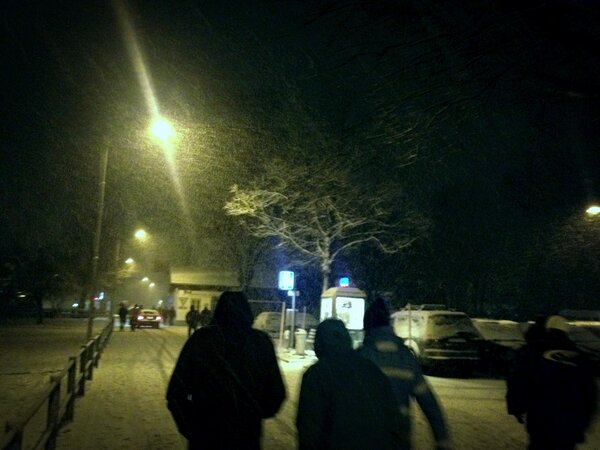 Samuel_Guenter's tweet image. Am Hockeymatch gewesen, mein Team gewinnt und es ist richtig #Winter - gute Sache. #SCUI #Schnee #Eishockey