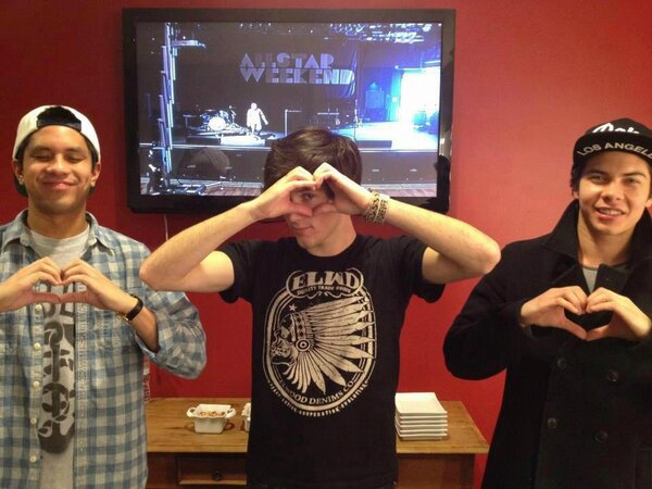 Itstina_'s tweet photo. We, adubbers are family. Even when they change the band name, we'll still love ALLSTAR WEEKEND and their new band. http://t.co/yvCdYBna