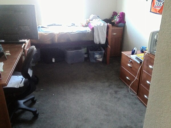 _DamnItB_'s tweet image. My sisters would never believe it!! #cleanroom #noclothes #laundrydone #crazy