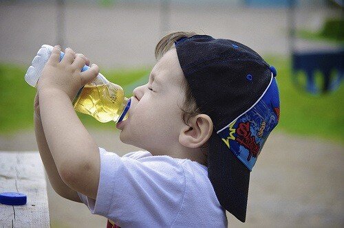 Дети пьют колу. Напитки для детей. Дети пьют лимонад. Ребенок пьет сок. Детский напиток.