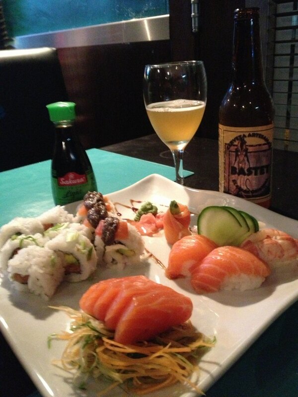 photogabo's tweet photo. Sushi y bastet, que más pedirle a la vida!!!!! Eehhhhh!!!! http://t.co/bfAOYlsk