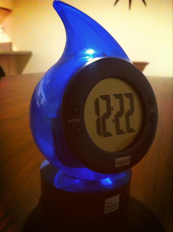 CaraSantaMaria's tweet image. Look what the thoughtful @E_Kacz sent me! It&apos;s an alarm clock powered by water!! Cc: @weatherchannel #HackingThePlanet