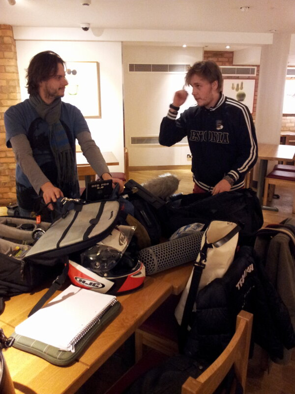 robert_ruben's tweet image. “@RubberDuckFilms: Team arrived, now for the actor. Prepping in Pret, Day 7 #EnemyofEngland http://t.co/SUa9cYIE” am I about to salute?