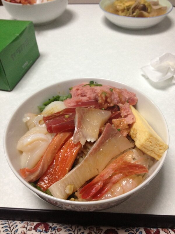 yasu2309's tweet photo. がんちゃんが誕生日祝いに海鮮丼作ってくれた！  ありがと！
メッセージくれた人たちもありがとっっ http://t.co/RZXf2mkb