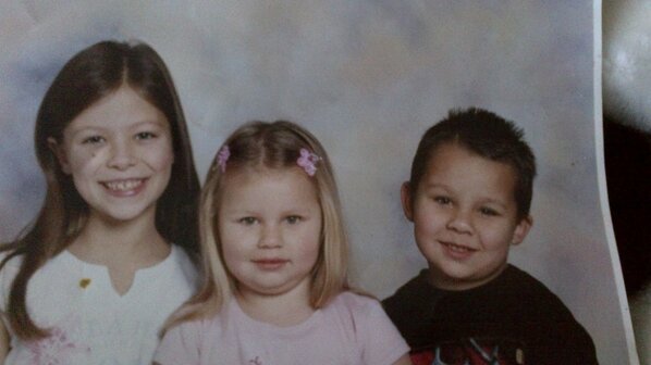 HarleighBarley's tweet photo. My sister,Me and my annoying brother xxxx http://t.co/2Fb10I0I