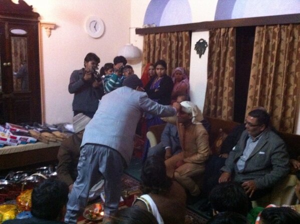tripti_yatish's tweet photo. Tilak ceremony -2 #triptiwedsyatish http://t.co/rUmK3O2u