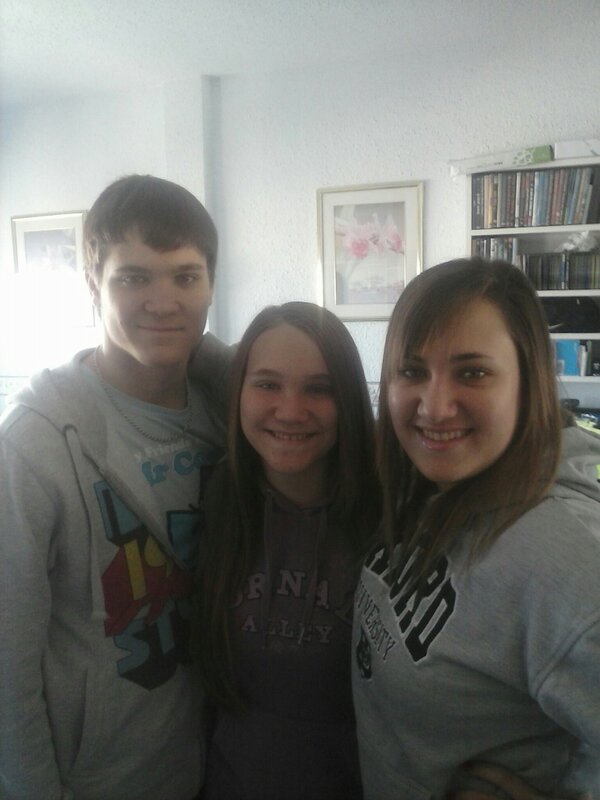 McKiatrico's tweet photo. Otro "hasta luego" (L) @agueda93 @LauraBlackKly21 http://t.co/SsqMK8hc