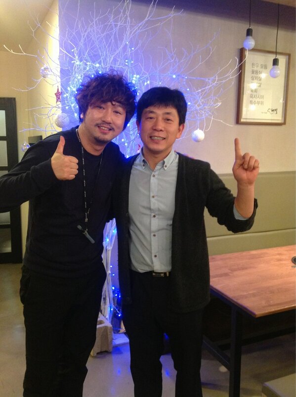 bjs577's tweet photo. 개그맨 조윤호씨 해밀 방문기념 촬영^^ ㅎㅎㅎ http://t.co/3FJ6Bzxr