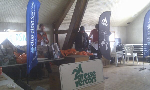 LaGrandeTrace's tweet photo. Une partie de l'équipe de #LaGrandeTrace est sur la #TGV à Gresse : à tous, RDV le 24 février dans le Devoluy ! http://t.co/XL0dLLKx