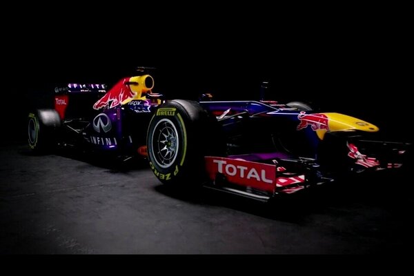 Presentacion Red Bull RB9 Renault BCLpN5yCQAAECJ1