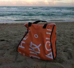 scrappyproducts's tweet image. #howtogogreen on vacation?  Bring your sustainable chic zip top tote.