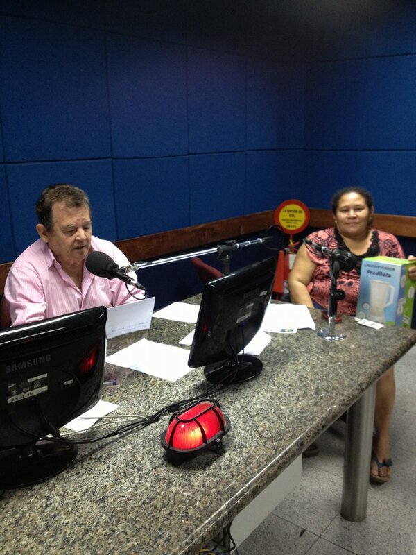 GomesFariasReal's tweet photo. Dona Maria Enrolada ganhadora do programa de 27/01/2013 recebe seu liqüidificador. http://t.co/4HhEWlOg
