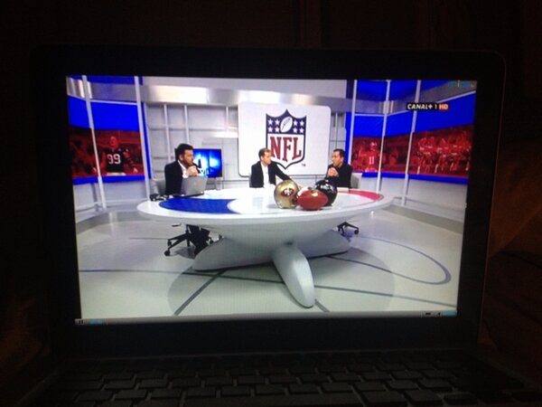 OscarBece's tweet photo. No hay mejor plan para la noche del domingo. Súper bowl al canto cuando los ravens se acaban de adelantar. 7-0 http://t.co/IFniOOrB
