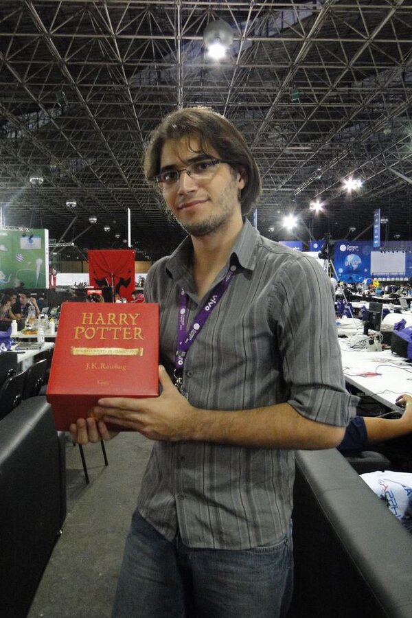 geekpride's tweet photo. Olhaí o @melquichaves com o box do Harry Potter que o @submarino nos deu pra sortear... Lindo! Valeu demais, Submarino! http://t.co/33y1dYZm
