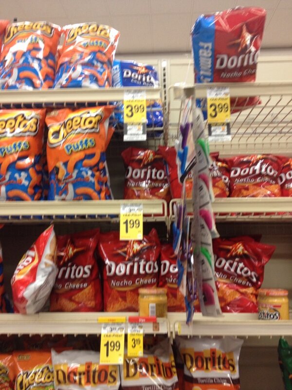 lolkaryna's tweet image. #MIDGETPROBLEMS I CAN'T REACH THE LAST FAMILY SIZED DORITOS