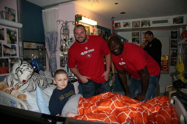 UCSF's tweet image. GO NINERS! Thanks for recently visiting our small patients at the UCSF @benioff Children&apos;s Hospital! #superbowl #49ers