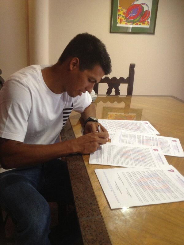 rmcsports's tweet photo. JULIO DOS SANTOS ASSINANDO CONTRATO DE 3 ANOS COM O CLUB CERRO PORTEÑO. http://t.co/tEzd9xTq