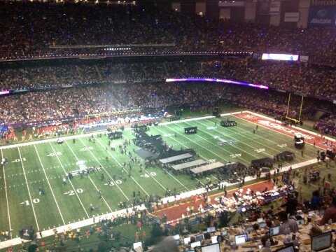 ESPNDeportes's tweet photo. Casi inicia el show del mediotiempo en el #SB47ESPN http://t.co/E7aXQf10