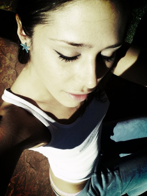 maxin' &amp; relaxin' lol before my shoot today #starfish earrings ..mwah! http://t.co/fucdVIyi<a href="/tag/starfish"class="tags">#starfish</a>