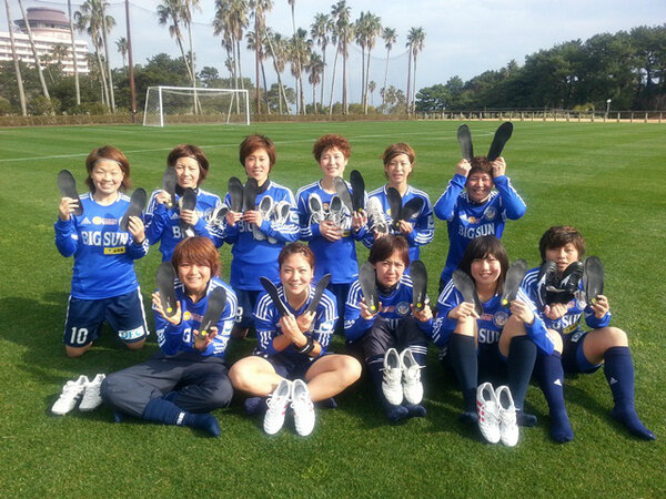 O Xrhsths シダスジャパン Sto Twitter 宮間あや率いるサッカー 女子なでしこリーグ岡山湯郷ベル鹿児島キャンプより素敵な写真が届きました 総勢11名の選手がｓｉｄａｓインソール愛用中です 上段左より 宮間 高橋 有町 加戸 安田 福元 下段左より 山口 松岡