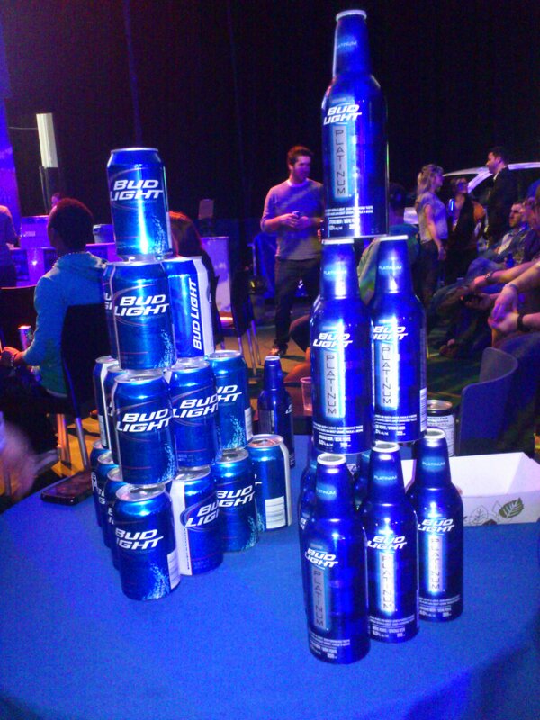 IrisRoot6718's tweet photo. F*cking love beer #superbowlcanada http://t.co/H3VMsQYF
