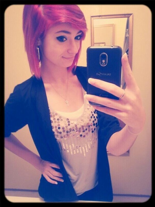 DollsWithDyee's tweet photo. GAHH! So inlove with this girl's amazing hair!! #DollsWithDye http://t.co/hx1P5yOy