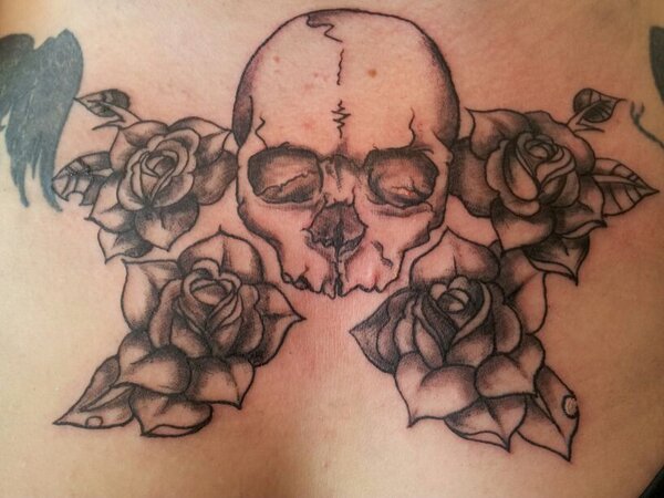RustySBeats's tweet image. did this awesome tattoo saturday on my precious girlfriend gotta love skull and roses! #tattoo #lelystad #nieuws