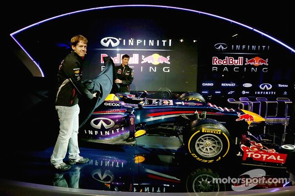 SebVettelWeb's tweet image. BILDER: Sebastian präsentiert sein neues Auto - der RB9!
sebastian-vettel-web.de,