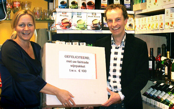 De heer Haks uit Houten wint een wijnpakket van de Wereldwinkel Geheel  Fairtrade en dus: eerlijk voor elkaar!