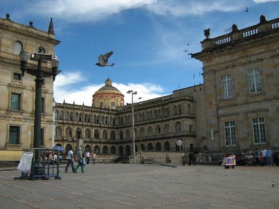 michael_123GO's tweet photo. un rato en la plaza de Bolívar quien me acompaña. http://t.co/WOcKV8Rd