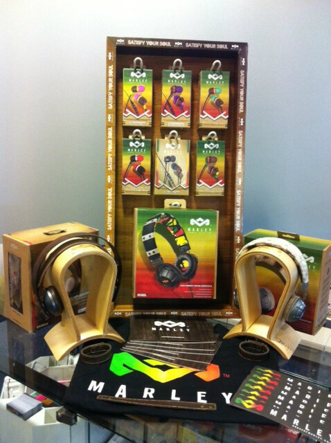 De Bob Marley hoofdtelefoons en oordopjes zijn binnen.