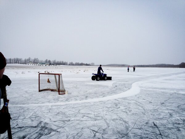 benh3560's tweet photo. Playin puck with some beauties at scooters pond @GarloughB @stimmings @nstirk @earlymilking @whitecutlass27 @Caiden14 http://t.co/CEnY8rPD