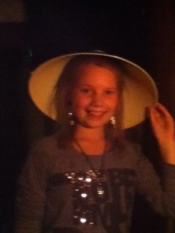 emelydeheus's tweet photo. Een mooie lamp kap als hoed gebruiken http://t.co/TA3mvaqr